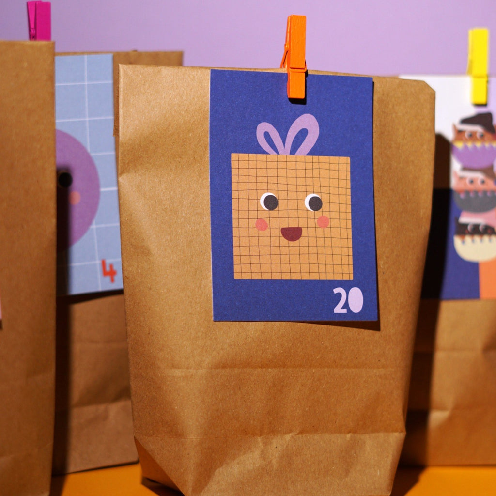 Adventskarte mit Geschenk und der Zahl 20 an einer Papiertüte