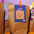 Adventskarte mit Geschenk und der Zahl 20 an einer Papiertüte