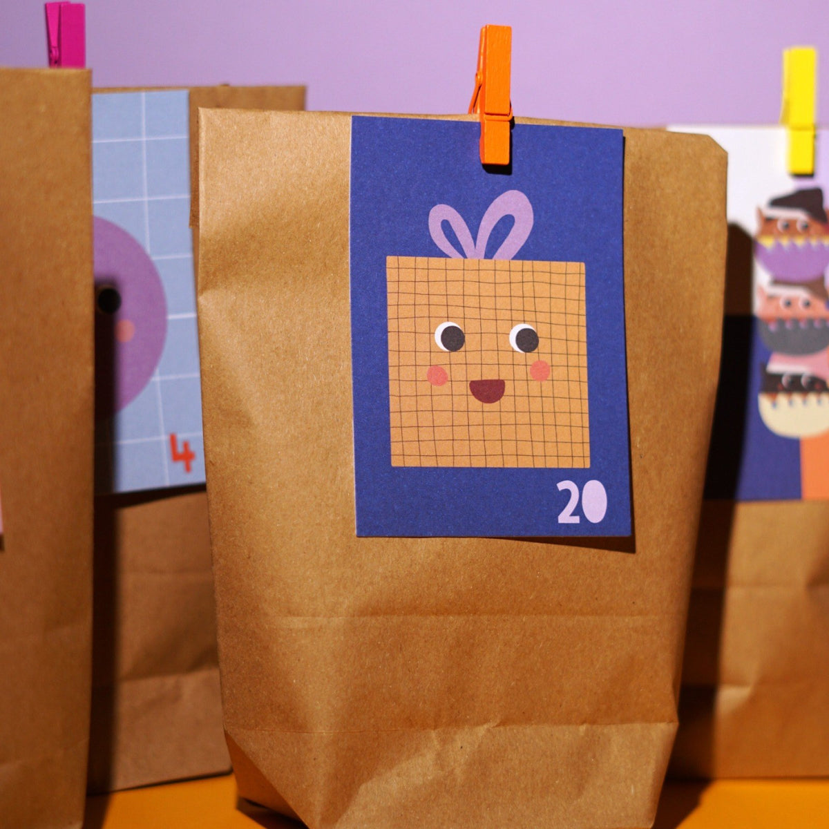 Adventskarte mit Geschenk und der Zahl 20 an einer Papiertüte
