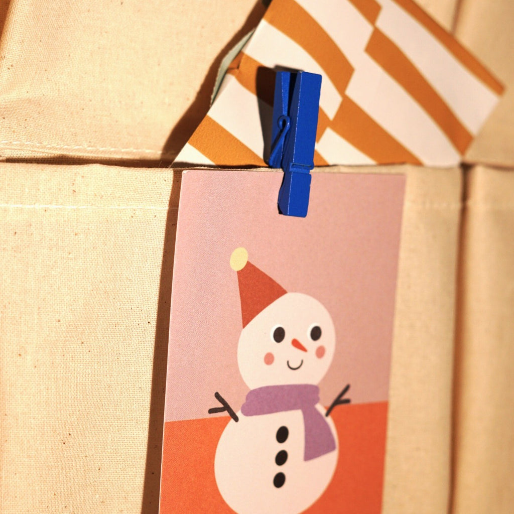 Adventskarte mit Schneemann an einer Papiertüte