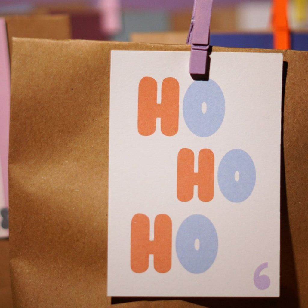 Adventskarte Ho Ho Ho mit der Zahl 6 an einer Papiertüte