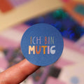 Fünf runde Sticker mit Affirmationen