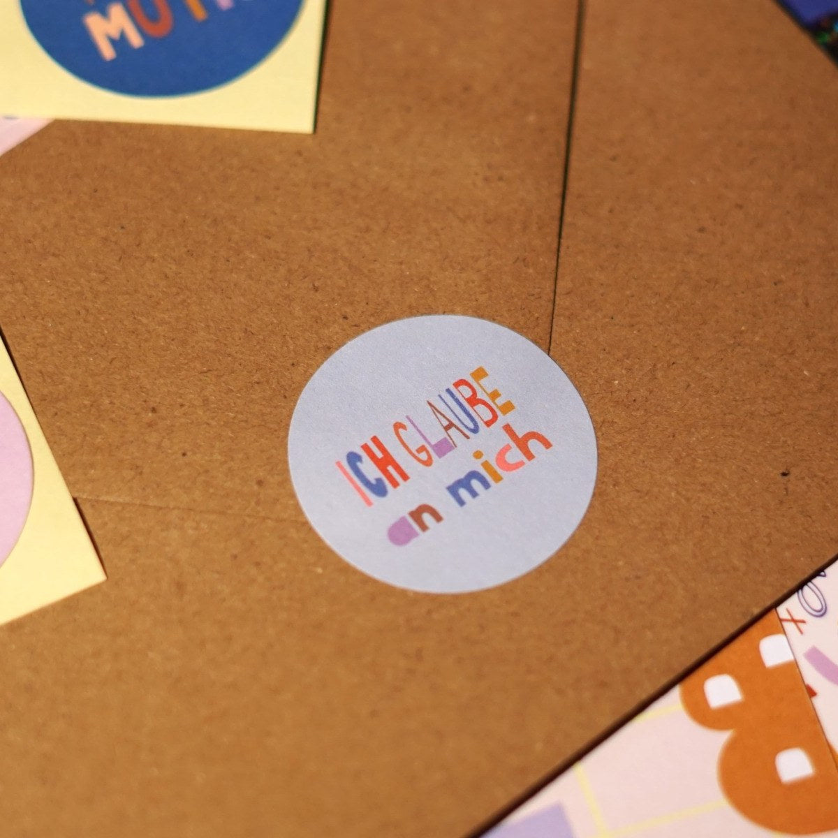 Detail eines Stickers