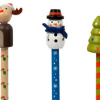 Nahaufnahme von Rentier, Schneemann und Tannenbaum auf Bleistiften