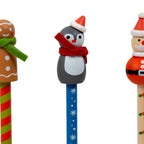 Nahaufnahme von Lebkuchenmann, Pinguin und Weihnachtsmann auf Bleistiften