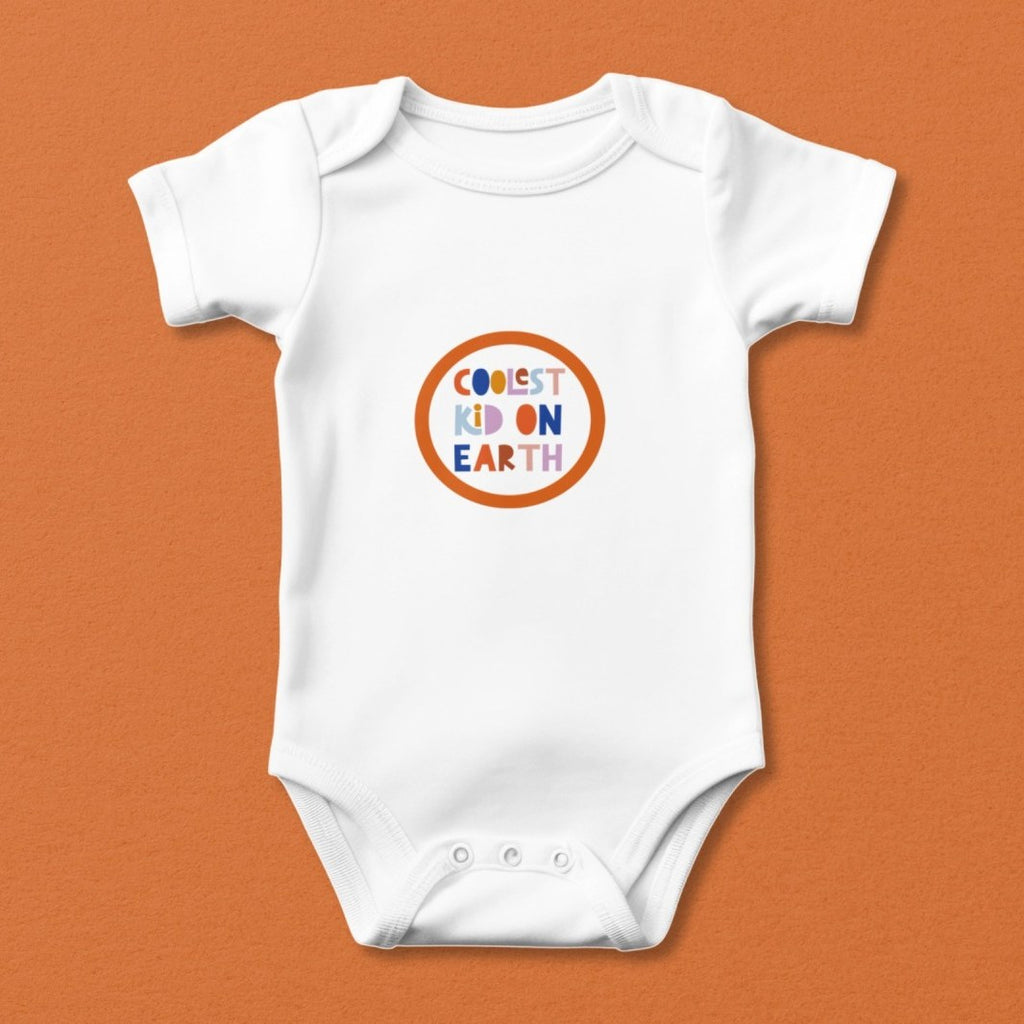 Weißer Babybody mit dem Bügelbild auf Orange