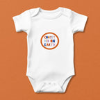 Weißer Babybody mit dem Bügelbild auf Orange