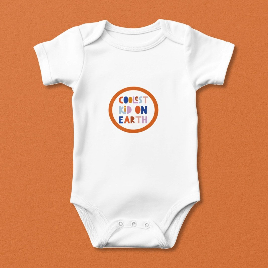 Weißer Babybody mit dem Bügelbild auf Orange