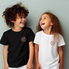 Zwei lachende Kinder in Shirts mit rundem Bügelbild auf der Brust