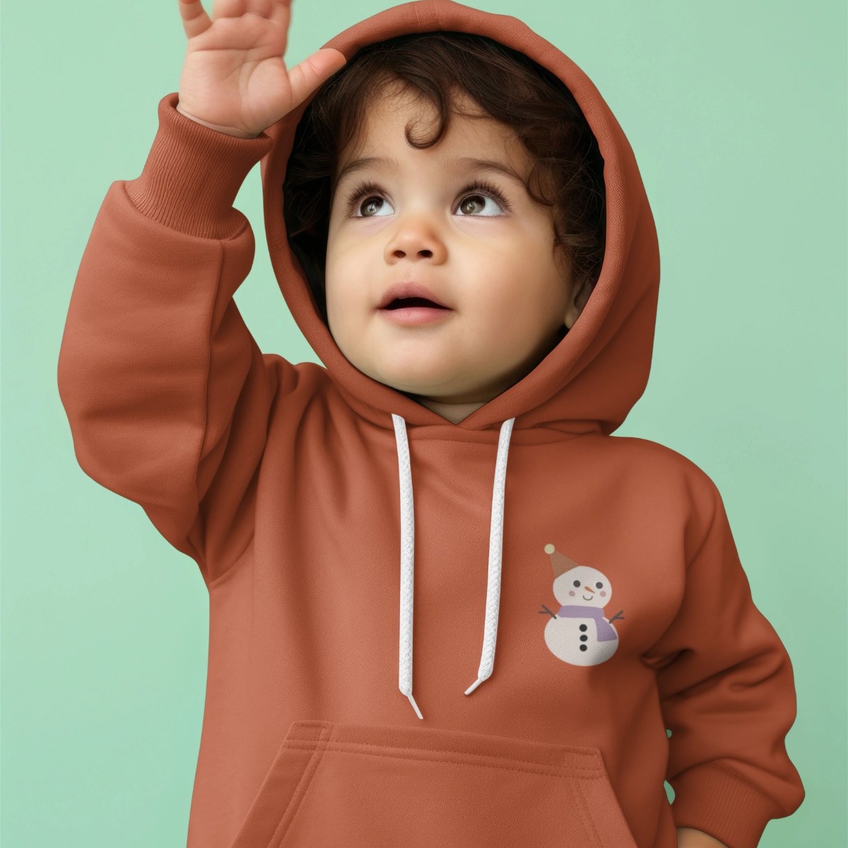 Kind im Hoodie mit Schneemann-Bügelbild