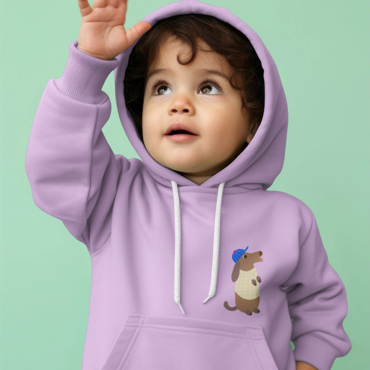 Kind im lila Hoodie mit Dackel-Bügelbild