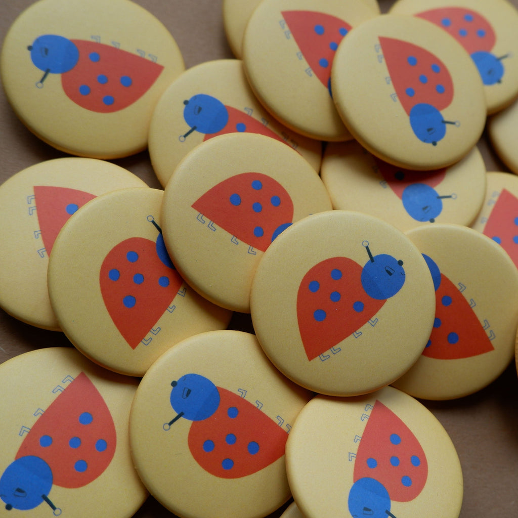 Viele Buttons mit Marienkäfer