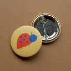 Button mit Nadel auf der Rückseite