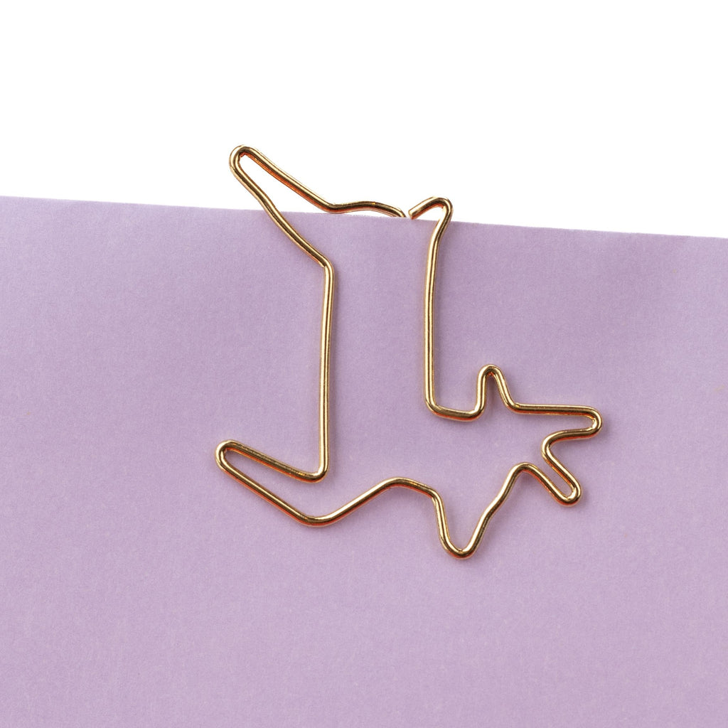 Goldener Clip in Rentierform an einem Papierrand