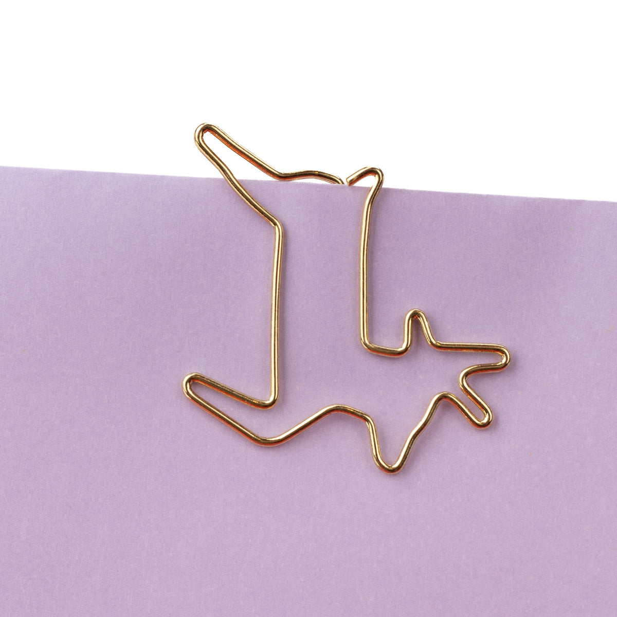 Goldener Clip in Rentierform an einem Papierrand