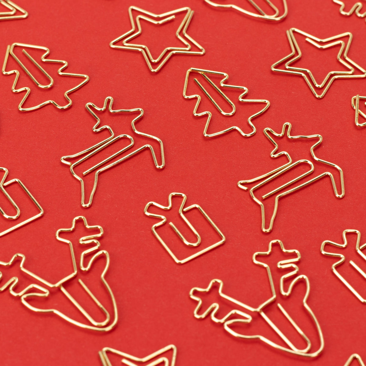 Goldene Weihnachtsclips auf Rot