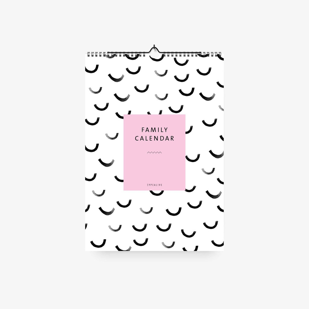 Familienkalender mit schwarzem Bogenmuster und rosa Titelfeld