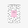 Familienkalender mit schwarzem Bogenmuster und rosa Titelfeld