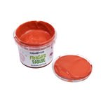 Offener Becher rote Fingerfarbe neben dem Deckel