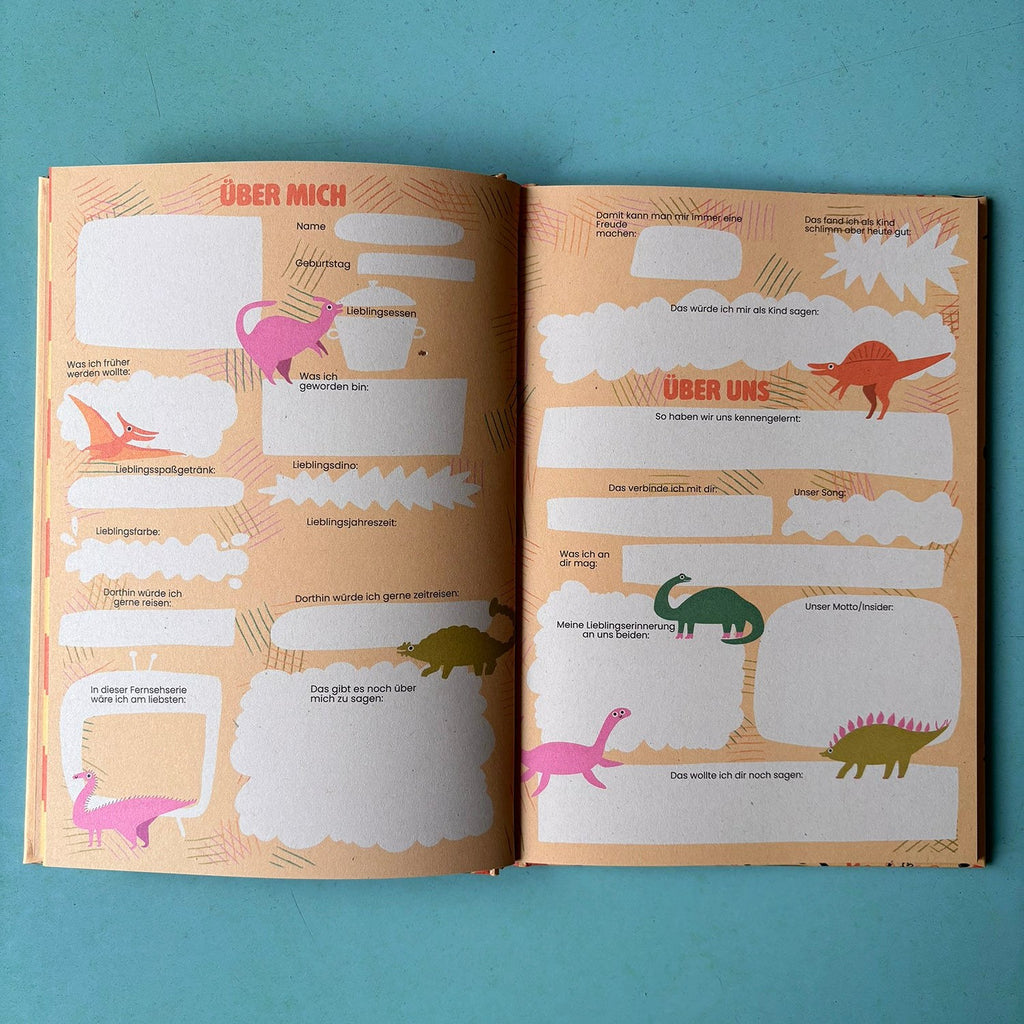 Doppelseite mit Dinos und Schreibzeilen