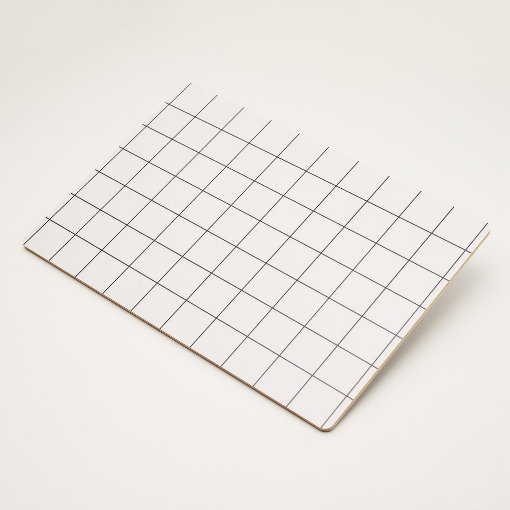 Brettchen Grid Weiß schräg von oben