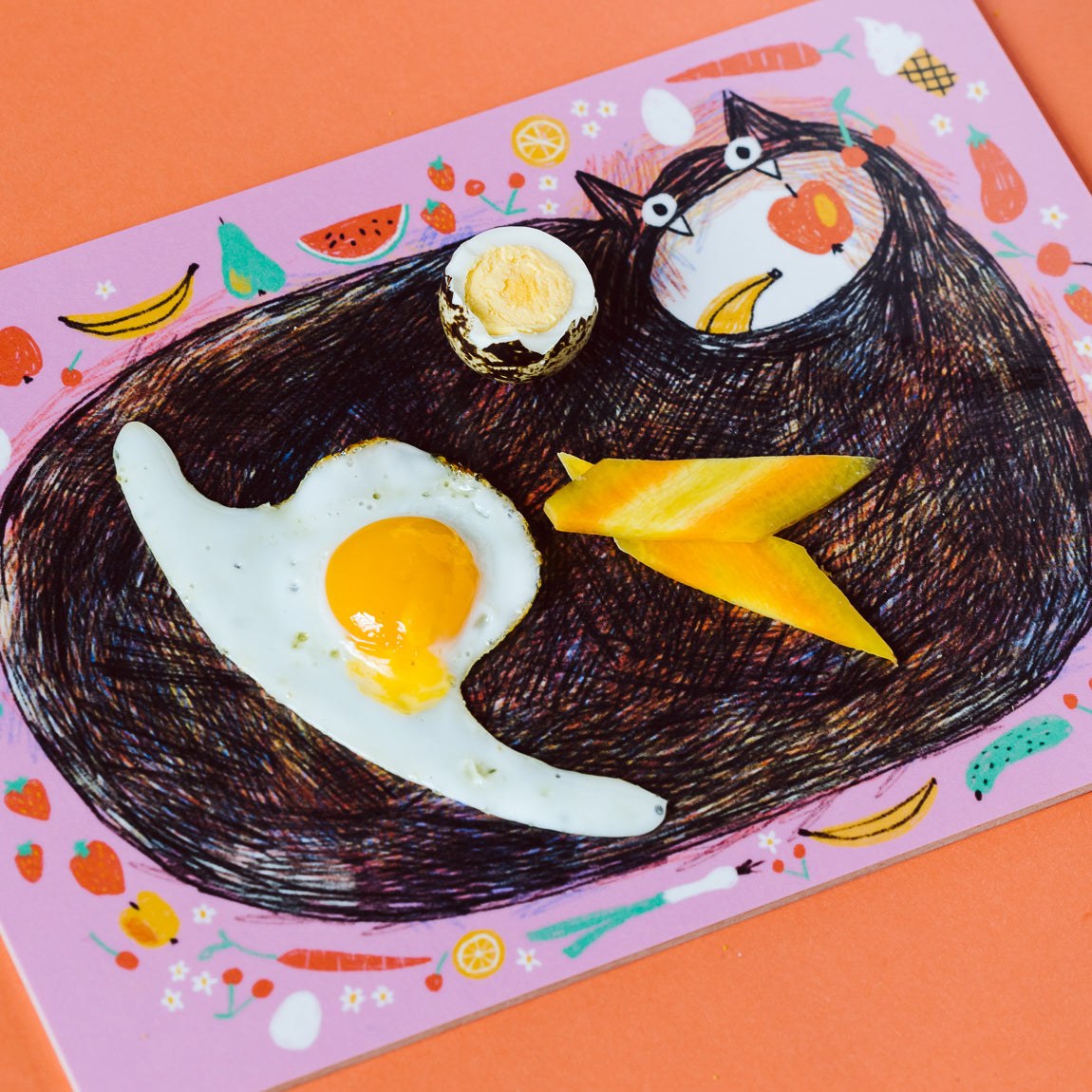 Lila Frühstücksbrettchen mit schwarzer Katze und Spiegelei