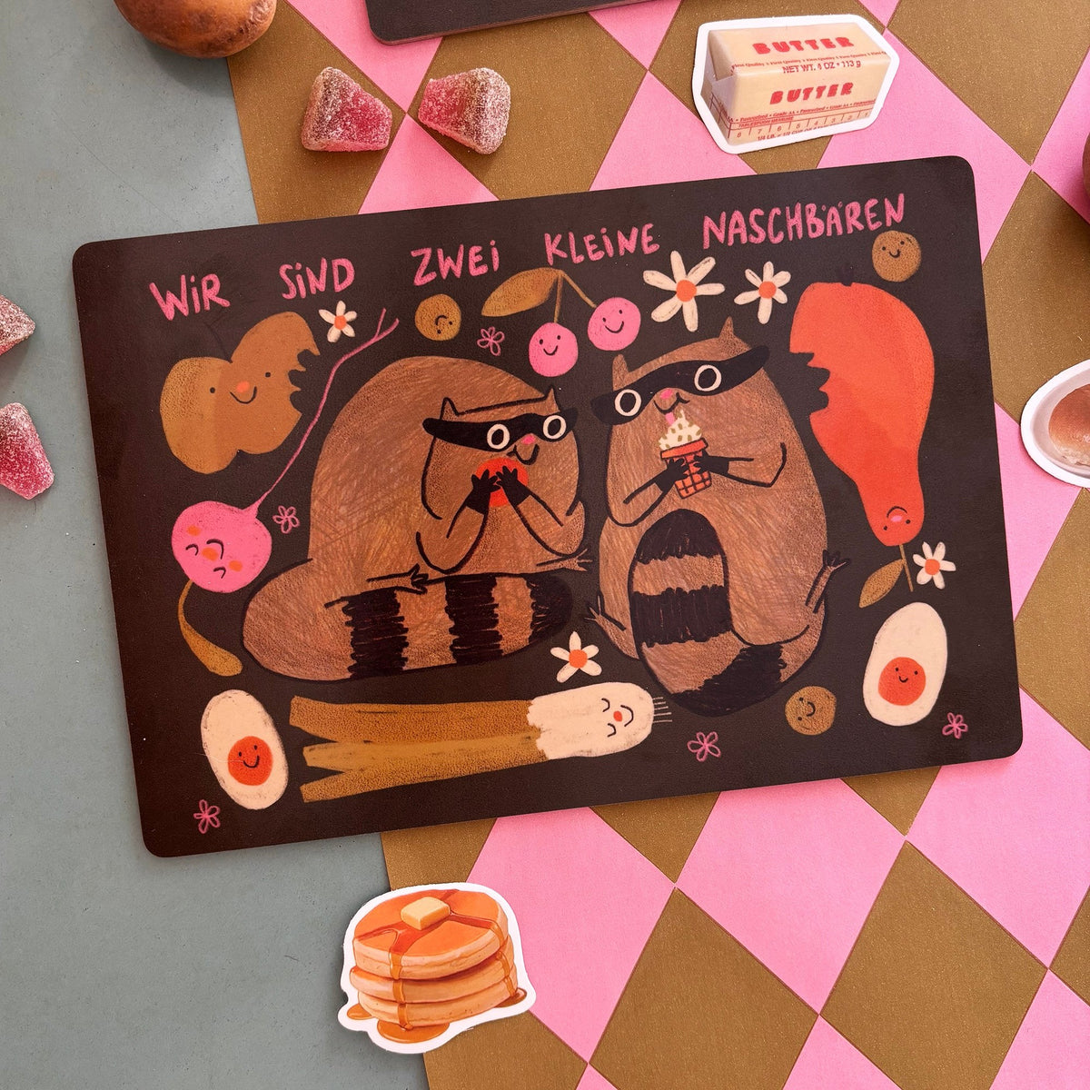 Dunkles Frühstücksbrettchen mit zwei Waschbären
