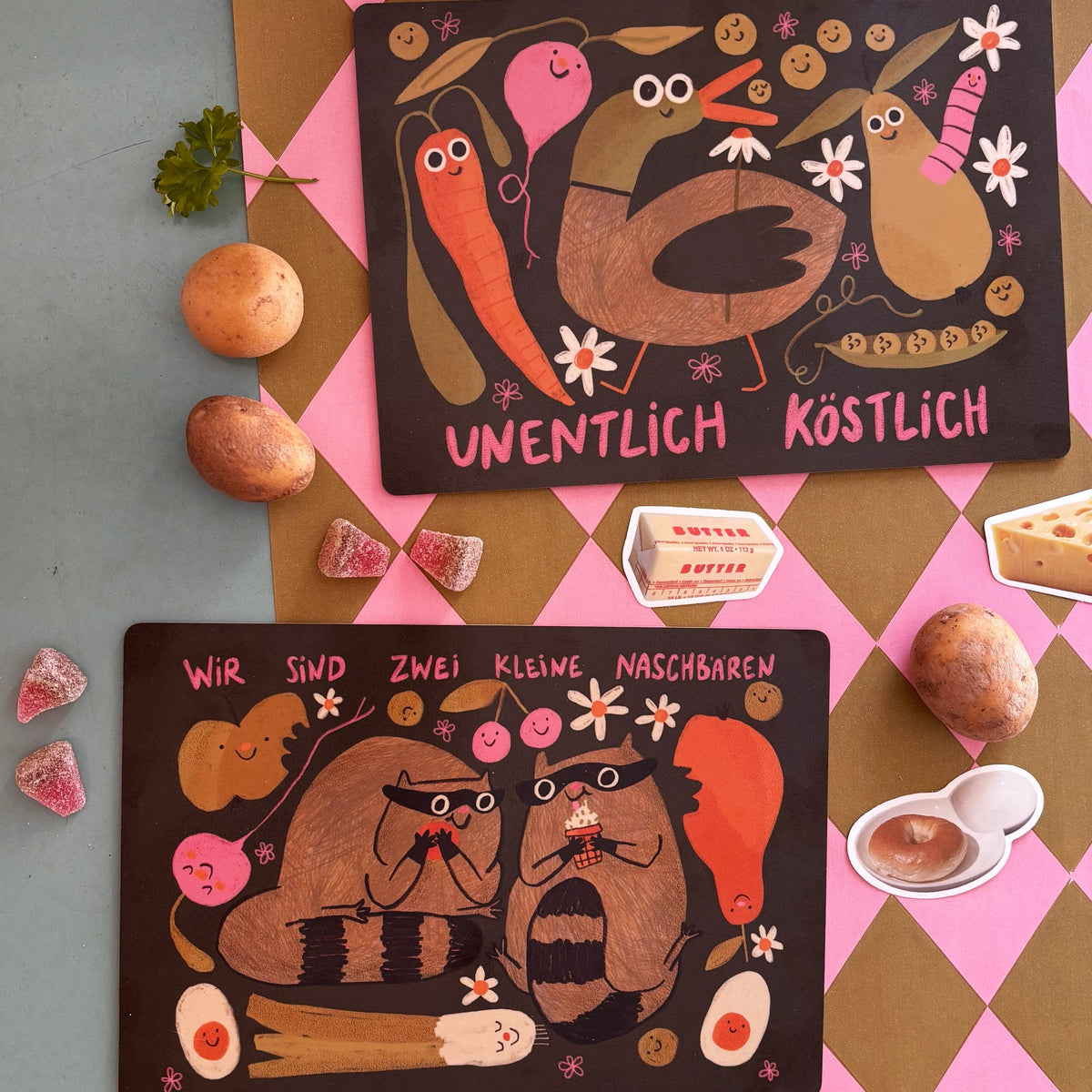 Brettchen Naschbären neben einem zweiten Brettchen