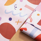 Geschenk in buntem Papier