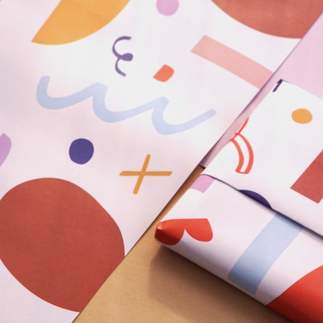 Geschenk in buntem Papier