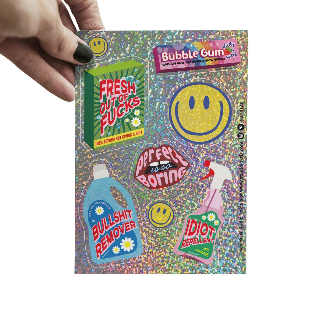 Glitzer-Stickerbogen mit Smiley und Sprüchen in der Hand