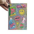 Glitzer-Stickerbogen mit Smiley und Sprüchen in der Hand