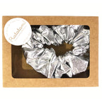 Silberner Metallic-Haargummi in der Kraftbox
