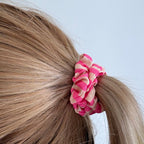 Scrunchie in Beige und Pink im Pferdeschwanz