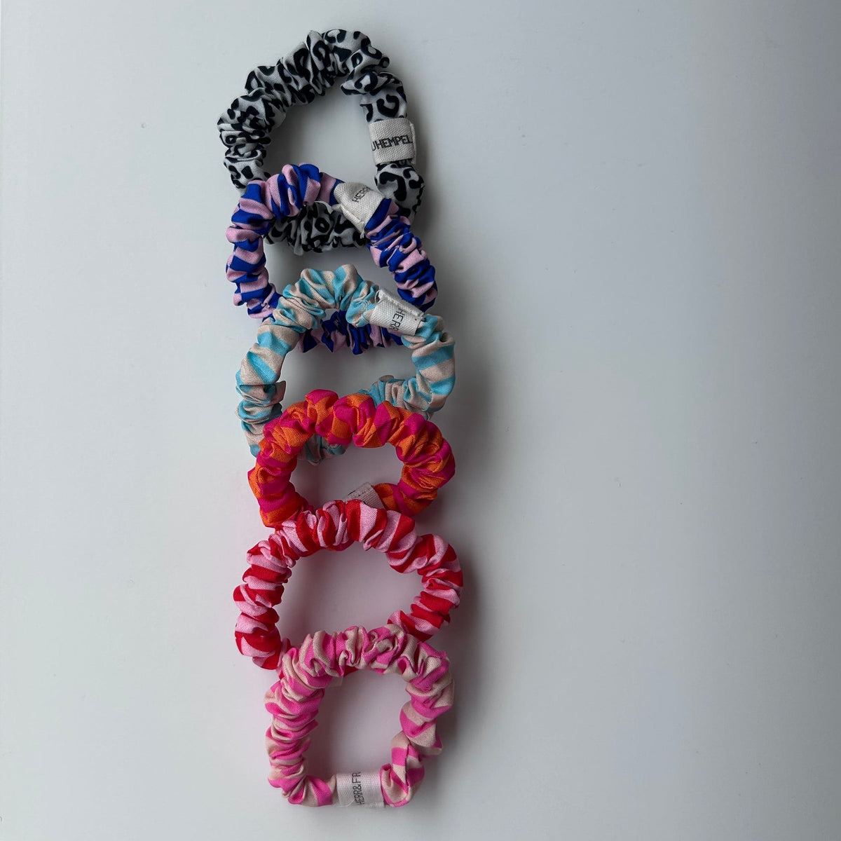 Mehrere Scrunchies Sisi in verschiedenen Farben aufgereiht