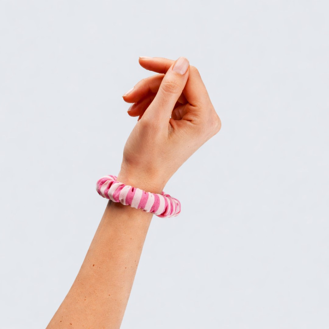 Scrunchie in Beige und Pink am Handgelenk