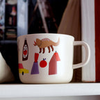 Kindertasse Happy mit Dino und Auto in einem Regal