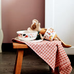 Schüssel, Tasse und Teller der Serie Happy mit Stoffmaus auf einem Hocker