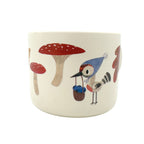 Seite der Tasse mit Fliegenpilzen und Vogel mit Korb