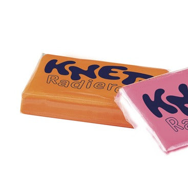 Knet-Radierer in Neonorange, davor ein pinker