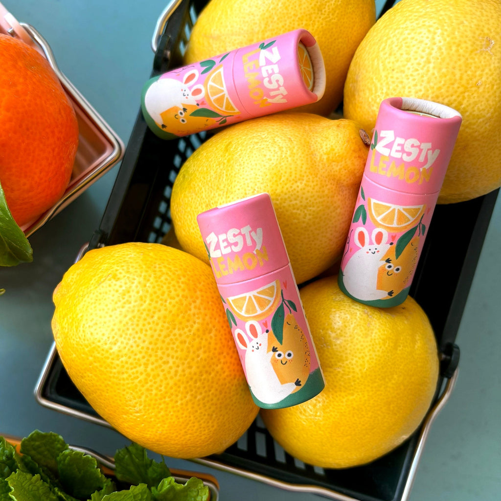 Lippenbalsam zwischen Zitronen