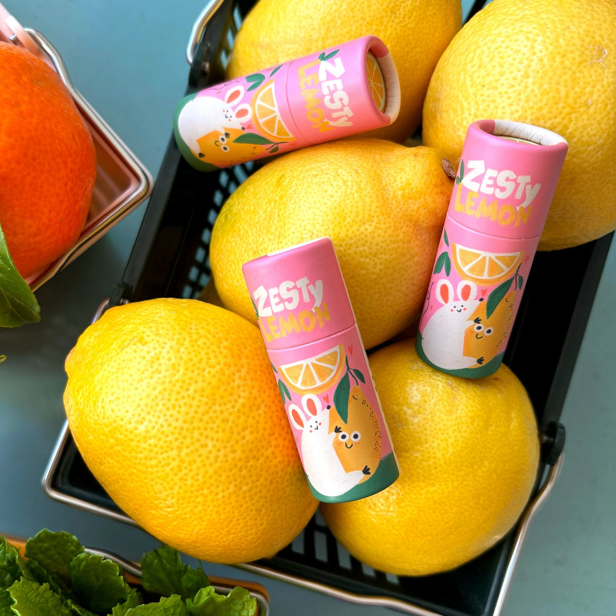 Lippenbalsam zwischen Zitronen
