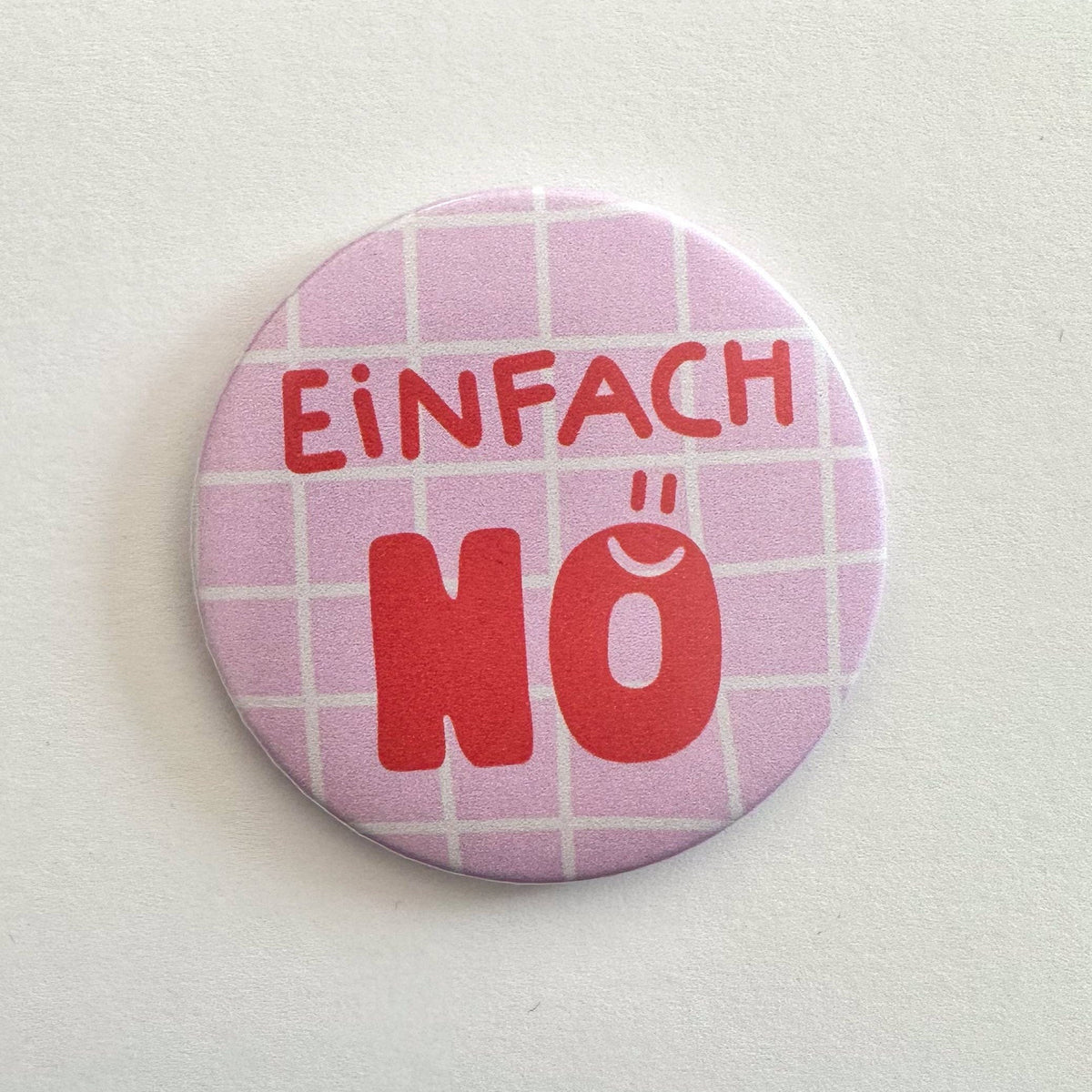 Runder Magnet mit rotem Schriftzug Einfach Nö auf rosa Karo