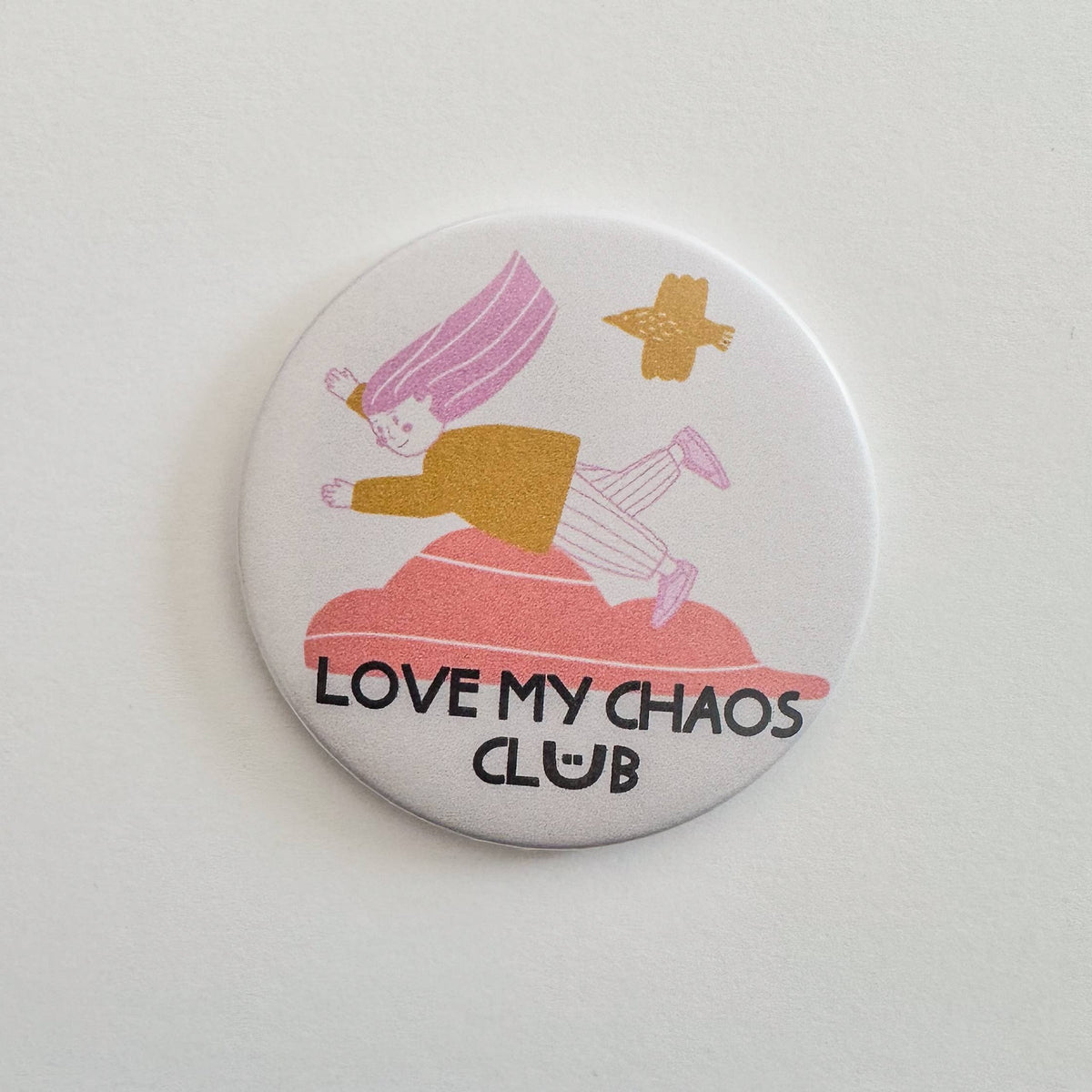 Runder Magnet mit liegender Figur und Schriftzug Love my Chaos Club