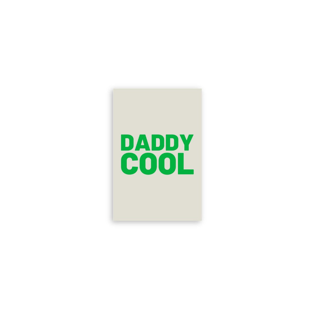 Mini-Postkarte mit grünem Schriftzug Daddy Cool auf Beige