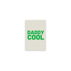 Mini-Postkarte mit grünem Schriftzug Daddy Cool auf Beige