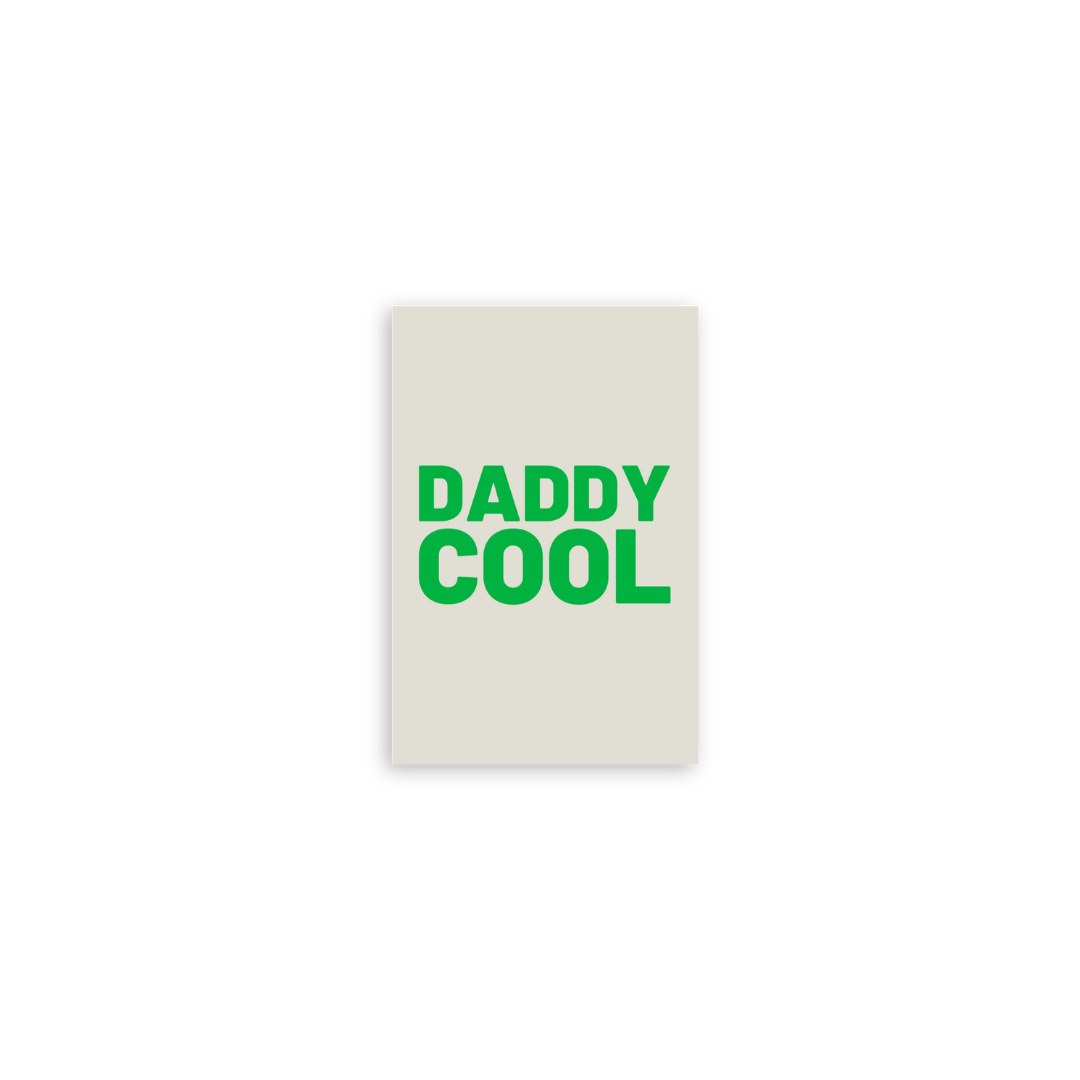 Mini-Postkarte mit grünem Schriftzug Daddy Cool auf Beige
