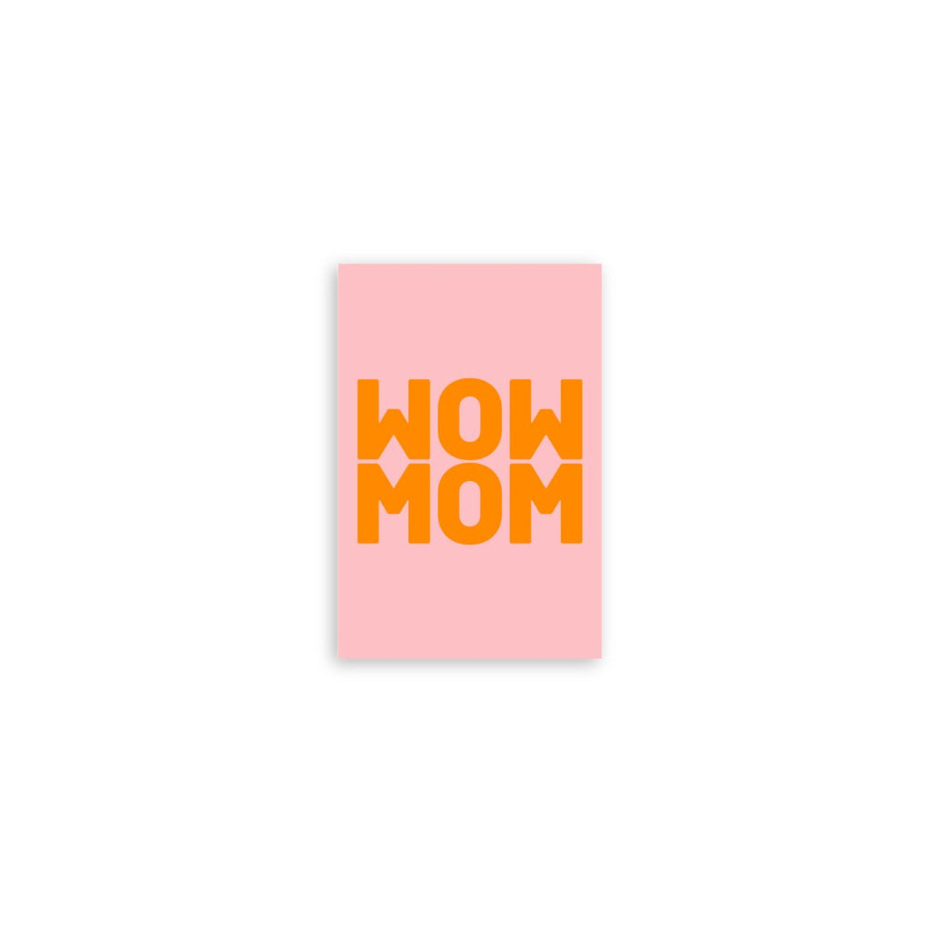 Mini-Postkarte mit orangem Schriftzug Wow Mom auf Rosa