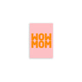 Mini-Postkarte mit orangem Schriftzug Wow Mom auf Rosa
