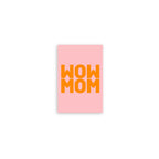 Mini-Postkarte mit orangem Schriftzug Wow Mom auf Rosa